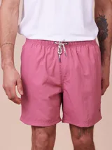 Short de baño color rosa con cintura elástica ajustable con cordón.
