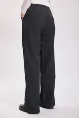 Pantalón de vestir de corte recto y tiro alto, con diseño de pinzas en la cintura y bolsillos laterales.