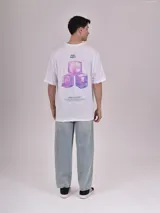 Remera blanca de manga corta, con corte oversize y pequeño estampado tipográfico en el pecho con las palabras "POST PARTY".
