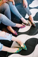 Ballerinas con tejido de relieve en zigzag en tonos verdes, jade y amarillo ribete en contraste. Con plantilla intercambiable de lana y piel.