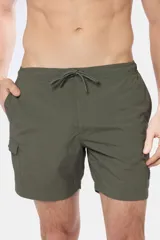 Short de baño azul marino liso, con cintura elástica y cordón regulable. Incluye bolsillos laterales tipo cargo y suspensor de malla fina.