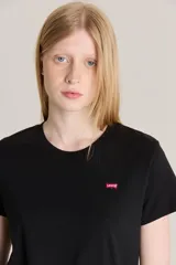Remera básica de manga corta y cuello redondo, color negro liso, con un pequeño logo rectangular rojo de Levi's en el pecho.