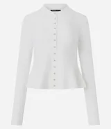 Cardigan de punto color blanco, con cuello camisero, cierre frontal de botones pequeños dorados, mangas largas y ruedo evasé con corte acinturado.