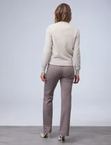 Campera bomber color beige, marca Elie Tahari. El frente es capitoneado con diseño de rombos, la espalda y las mangas son tejidas.