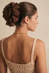 Scrunchie de algodón marrón con diseño de broderie y bordes festoneados.