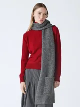 Bufanda de lana y algodón color beige claro, con bolsillos y terminaciones acanaladas.