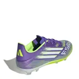 Championes de fútbol Adidas F50 League FG, diseñados para césped natural y artificial. Presentan una capellada de Fiberskin con diseño Sprintgrid en tonos violeta y verde neón, con suela Sprintplate 360 para mayor tracción y estabilidad.