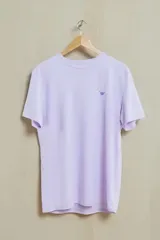 Remera Hang Loose modelo Square Orch de manga corta y cuello redondo, color lila con pequeño bordado del logo de la marca en el pecho.