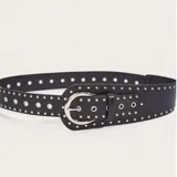 Cinto negro de cuero sintético con hebilla plateada y tachas plateadas.