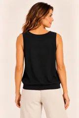 Musculosa negra con apliques de lentejuelas, escote redondo y diseño sin mangas con ribetes tejidos.