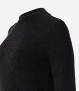 Suéter de punto texturizado con cuello redondo y mangas largas con sisa caída. Presenta un diseño liso y holgado, ideal para un estilo casual y versátil.