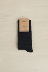 Medias de vestir color negro con diseño de pequeños puntos en relieve o tejido, de caña media.