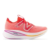 Championes de running New Balance modelo FuelCell SuperComp Elite, color naranja vibrante con detalles en blanco y violeta. Presentan entresuela con tecnología FuelCell y Energy Arc, empeine de tejido de punto sin costuras y placa de fibra de carbono.