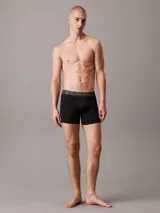 Pack de tres bóxers negros de microfibra suave con cintura elástica gris con el logo de Calvin Klein.