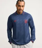 Camisa masculina con cuello polo con raya contrastante, mangas largas, puños ajustados con raya contrastante, estampas localizadas en el pecho y estampa heatprint. La prenda posee tecnologia dry.