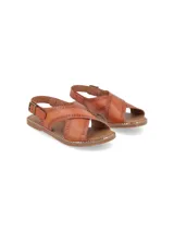 Sandalia Hush Puppies modelo Nazario, color marrón, con diseño de tiras cruzadas en el empeine, detalle de costuras decorativas y cierre con hebilla lateral.