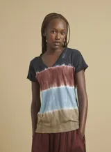 Camiseta de manga corta con cuello en V y estampado tie-dye de rayas horizontales en tonos azul marino, bordó, blanco, celeste y verde oliva.