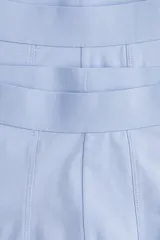 Pack de tres calzoncillos tipo trunk de color celeste liso, con cintura elástica ancha y piernas ligeramente largas. Confeccionados con tejido elástico que incluye tecnología Lycra® Xtra Life™.