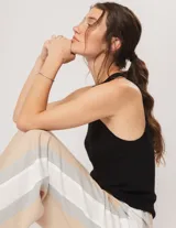 Pantalón palazzo color beige con cintura elastizada y dos franjas verticales en los laterales, una plateada y otra blanca.