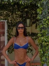 Corpiño de bikini azul con aro y breteles finos regulables.