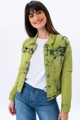 Campera de jean verde con efecto tie-dye en negro, de corte clásico, con cuello camisero, bolsillos con solapa en el pecho y cierre frontal con botones metálicos.