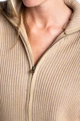 Campera tejida de algodón con cierre frontal completo y cuello alto. Presenta una textura acanalada vertical y puños y ruedo elásticos.