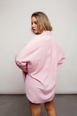 Camisa blanca de manga larga, con botones y cuello.