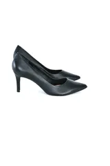 Stilettos negros de cuero vacuno liso, con punta fina y tacón aguja de 8 cm.