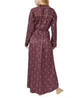 Bata larga de pijama color borgoña con estampado de flores y rayas verticales. Tiene bolsillos laterales, frente abierto y lazo desmontable en la cintura.