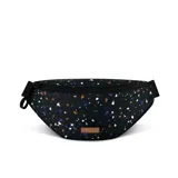 Riñonera negra reversible, con un lado liso y otro estampado. Tiene un compartimento principal con cierre YKK y un bolsillo lateral para tarjetas. La correa es ajustable y se puede usar en la cintura o al hombro.