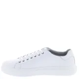 Zapatos urbanos Freeway modelo King, color blanco, con diseño minimalista, cordones al tono y suela de goma con textura.