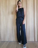 Pantalón de denim azul, de corte recto y tiro alto, con cintura elástica y cordón ajustable. Tiene bolsillos laterales.