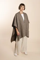 Ruana de lana fina sin teñir, con textura acanalada y terminaciones tejidas a crochet hechas a mano.