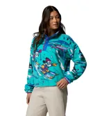 Polar Columbia de edición especial con diseño de Mickey Mouse y sus amigos esquiando, en tonos turquesa, azul y fucsia. Cuenta con cuello alto con botones a presión y solapa, bolsillo frontal con cierre y manga larga.