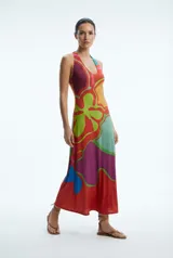 Vestido midi con estampado abstracto multicolor, escote halter y silueta fluida.