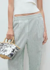 Pantalón wide leg de tiro medio con estampado de rayas, cintura con elástico y bolsillos laterales.