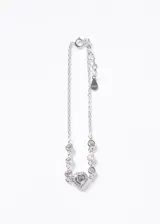 Pulsera de plata 925 con cadena de eslabones finos, decorada con pequeñas zirconias blancas engastadas y un dije central en forma de corazón con pavé de zirconias.