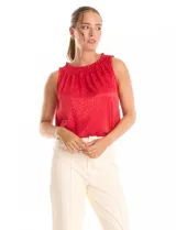 Blusa sin mangas color rojo, confeccionada en satén labrado con un patrón sutil de corazones. Presenta cuello alto con detalle de punto smock fruncido.