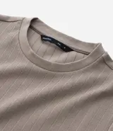 Remera slim fit de algodón color beige, con cuello redondo, manga corta y textura acanalada.