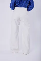 Pantalón palazo azul con detalle de cadena dorada en la cintura.