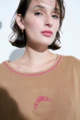 Par de aros tipo argolla de acero quirúrgico hipoalergénico color plateado, con diseño torneado.