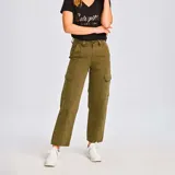 Pantalon cargo de corte recto y tiro alto en color verde oliva. Presenta bolsillos laterales de carga en los muslos, bolsillos frontales de entrada lateral y bolsillos traseros de parche. Incluye cierre con cremallera y broche, con costuras verticales decorativas en el frente.