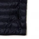 Chaleco acolchado negro con cierre frontal y cuello alto. Logo de Lacoste bordado en el pecho.