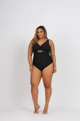 Malla enteriza negra con escote en V, breteles anchos y detalle de hebilla dorada con diseño de tres equis en el centro del busto.