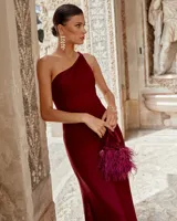 Vestido largo color borgoña, de corte ajustado, con un solo tirante, espalda descubierta y abertura lateral en la falda.