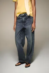 Camiseta de manga corta color rosado, con cuello redondo y corte regular. Confeccionada en tejido de punto interlock elástico y flexible.