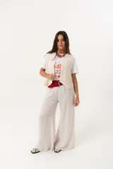 Remera blanca de algodón y poliéster con cuello redondo y estampado de mujeres tomando vino y la frase "Wine Not?".