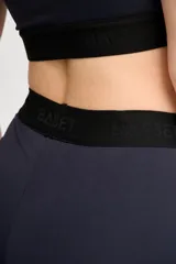 Calza larga de tiro alto color azul marino, con cintura elástica de 4cm con logo en bajo relieve.