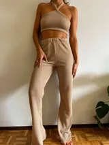 Pantalón de punto color arena, de corte recto y cintura elástica.