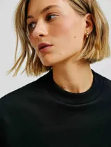 Buzo negro de algodón con cuello redondo y corte holgado.